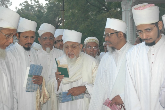Huzoor-e-aali Saiyedna saheb (tus) doing ibtidaa of rusoomaat-e-ziyaarat by reciting the qur'aani aayaat